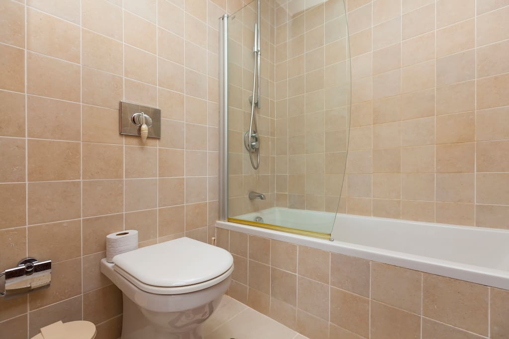 Master's bedroom en-suite bathroom with hot water option, very clean, towels are included