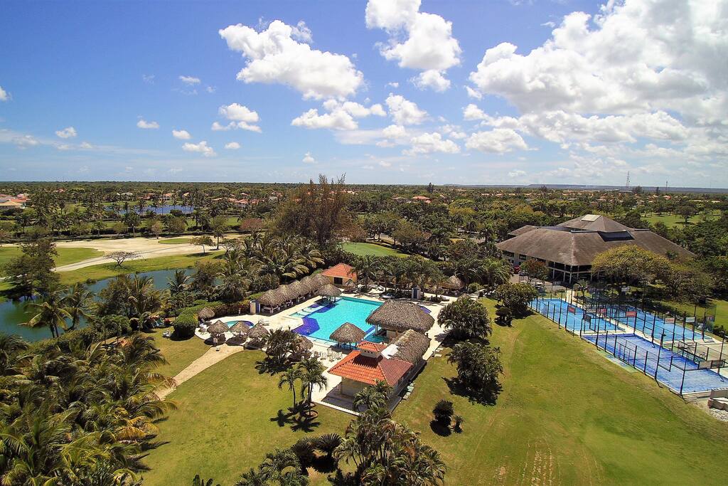 Next to the huge golf pool you will find a tennis court. Use the time to your advantage, combining relaxation with active pastime.