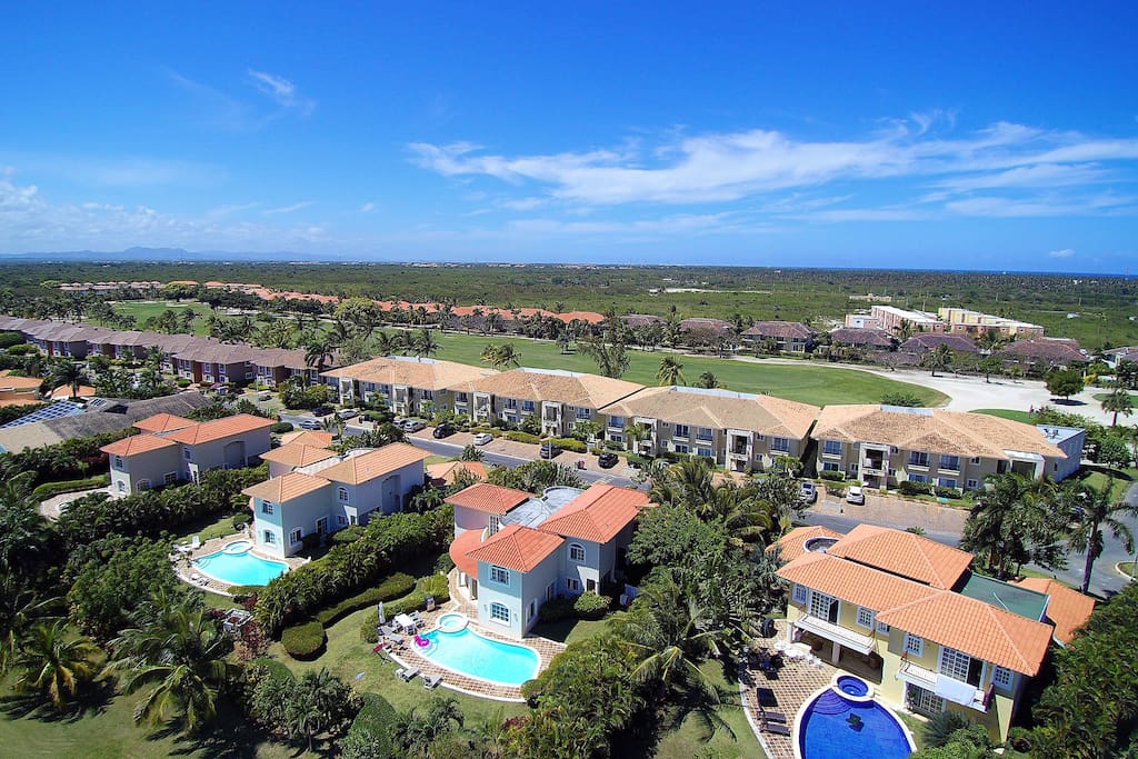 The aerial view of the territory. Enjoy this private oasis in the center of all activities.