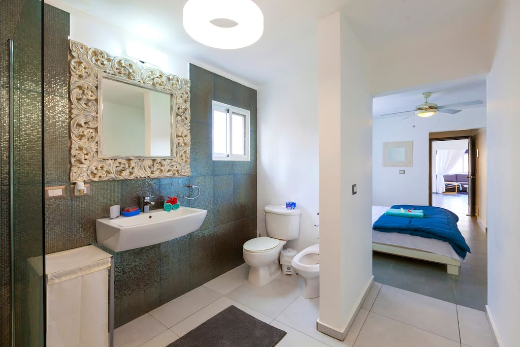 Bathroom, fresh and cozy. It is next to your Master bedroom. It's very bright and fresh, free towels, shampoo, linen are included