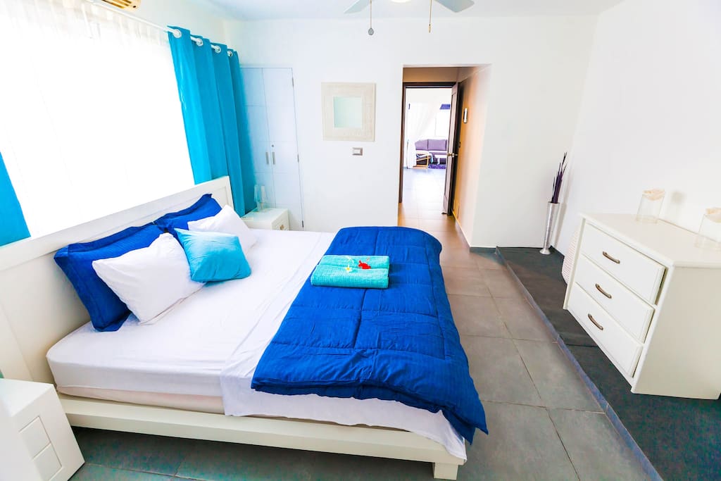 The design will help you to relax and find the inner peace. There is triple dresser for your personal storage.