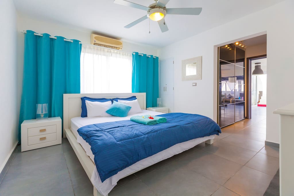 Nice, comfortable, clean, fresh, big bed. That's what helps you to sleep well with comfort and enjoy your stay. There are a super big bed, sideboard tables, ceiling fan and en-suite bathroom in this Master bedroom.