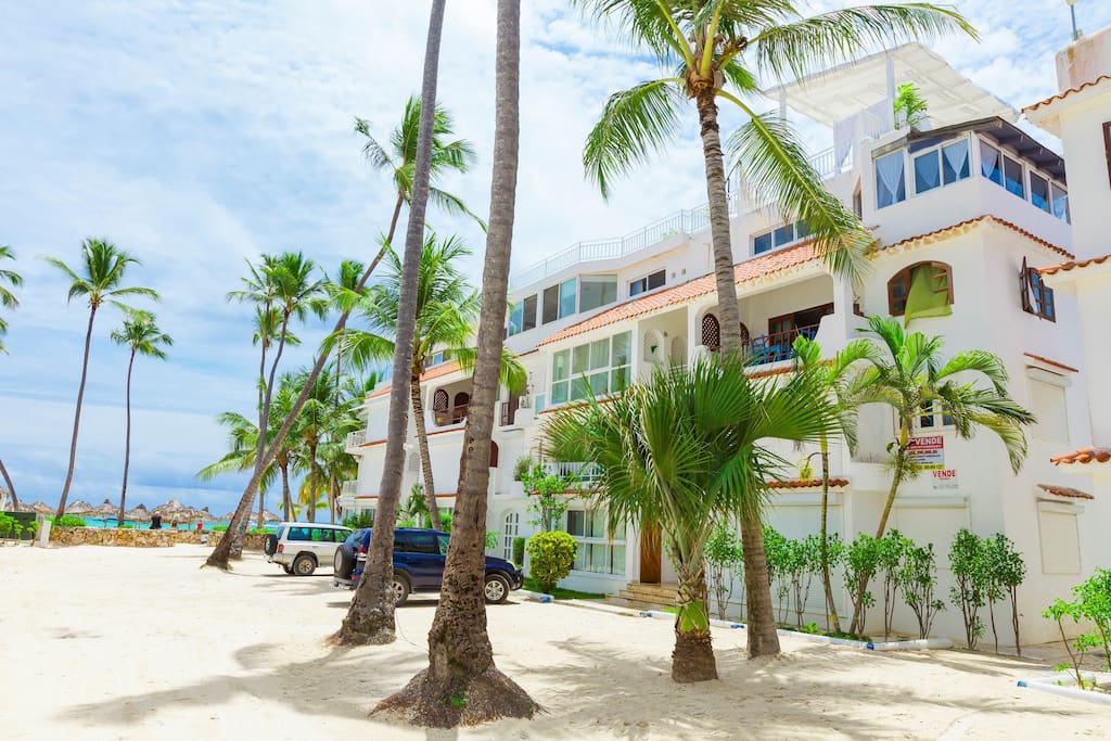 This is what the building looks like outside. You can see that this apartment is really located right on the beach. The location is incomparable.