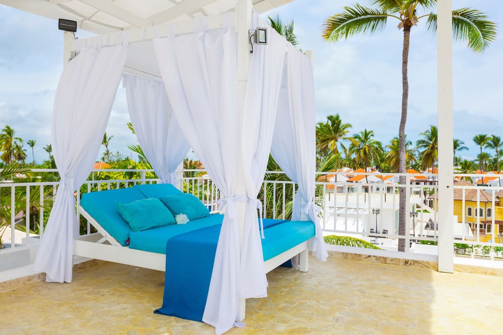 Imagine lying on the canopy bed and enjoying the ocean breeze. This is a truly unique experience!