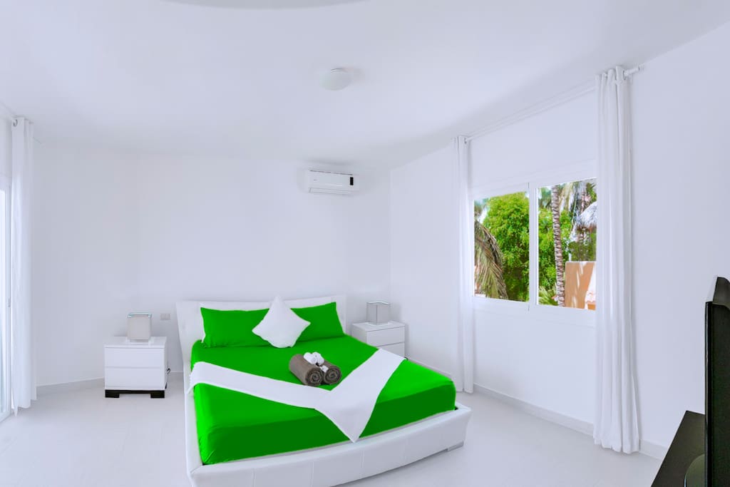 Leah said: "The beds were comfortable, the windows and doors let a great breeze pass in during the day, and the air conditioning made it perfect for sleeping at night. By far, one of the most beautiful places we have stayed at and the hosts are top-notch!" March 2017