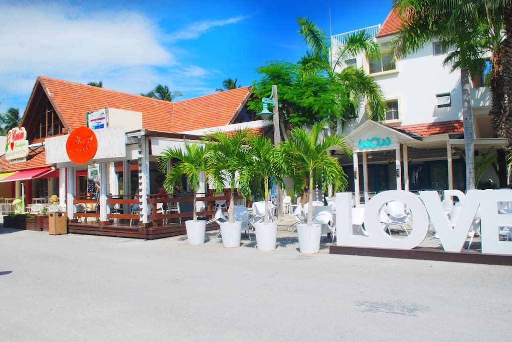 Popular shops are within a short walking distance. Eldorado area, 7 restaurants, 4 bars, coffee, bakery, gift shops. Everything you might need can be found within 7 min walking distance.