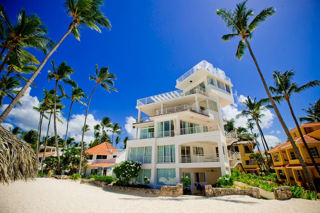 Building right on the beach with excellent ocean view!