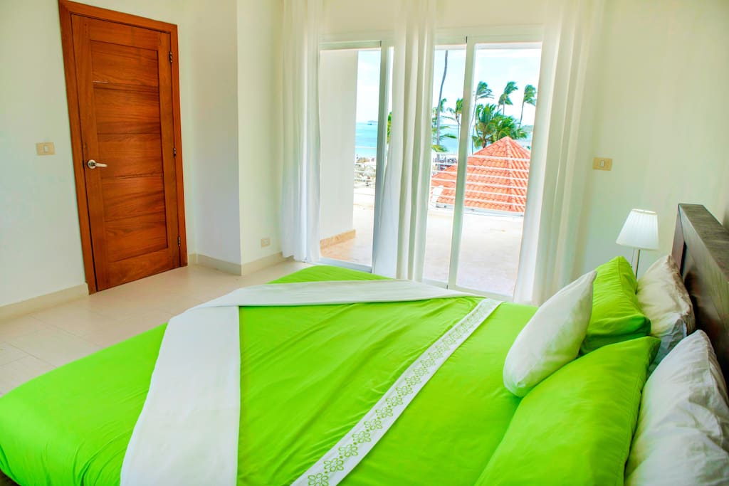 Super comfortable beds with fresh linens and towels, so you can totally enjoy your stay.