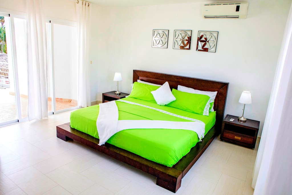 A super comfortable bed with fresh linens and towels, so you can totally enjoy your stay.