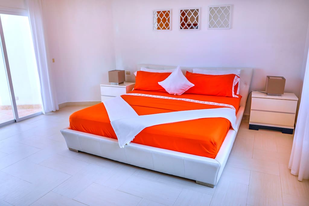 Bright emotions, excellent bed and first class views over the World-famous beach!