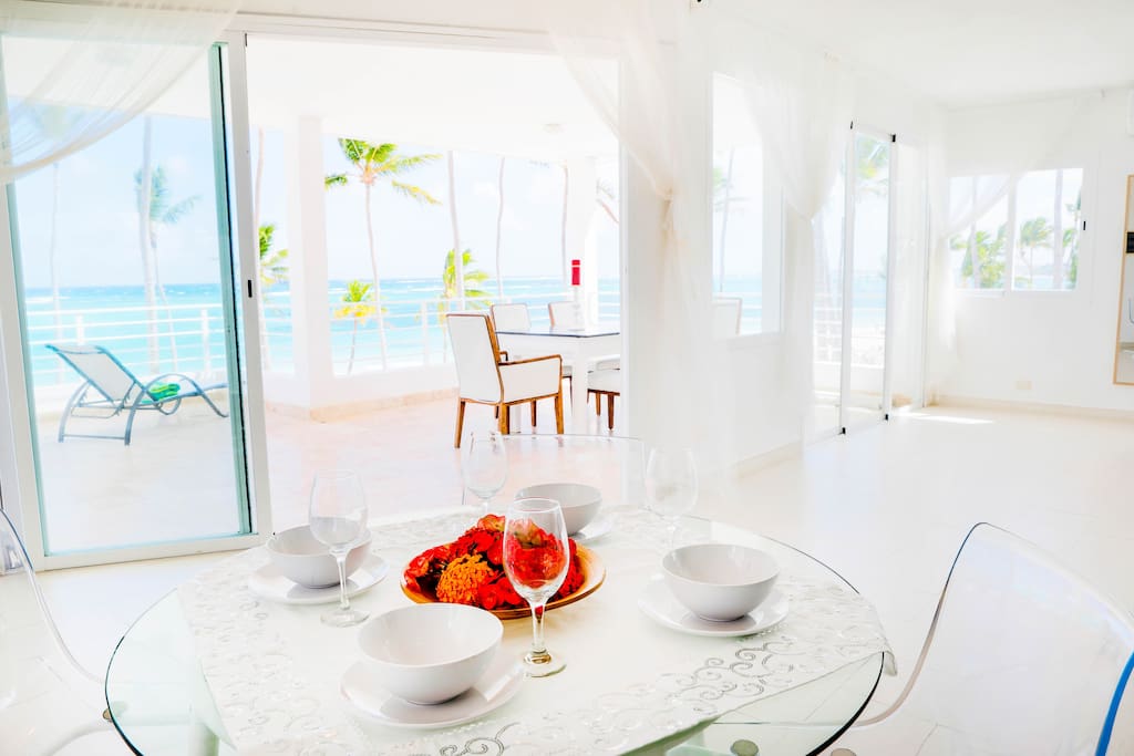 Imagine this... you get off the plane, arrive at this apartment and have a perfect dinner here. For sure, dreams come true!