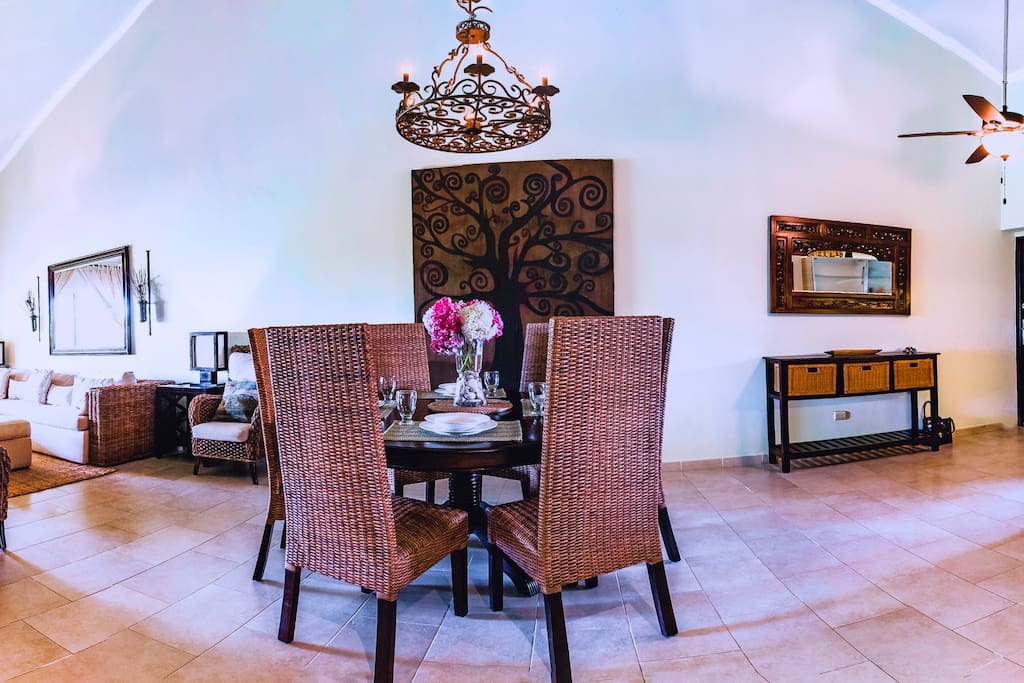 Enjoy your lunch sitting on this wooden table next to the kitchen: you'll love spending time here with your relatives or friends. Little details add comfort and a very special modern touch to the atmosphere