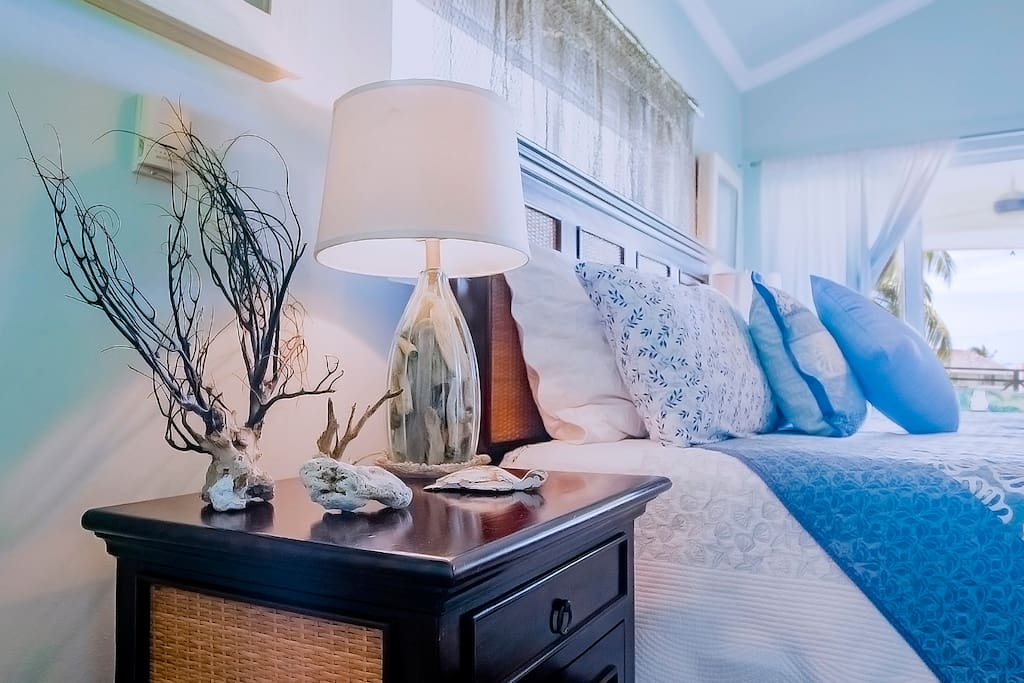 Little details that add comfort and a very special modern touch to the atmosphere. You'll have a good sleep on this super cozy bed and will wake up full of energy