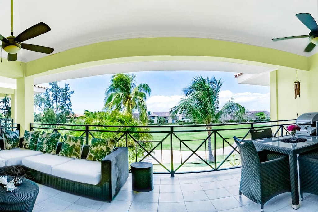 This will be one of your favourite spots in the apartment: an excellent golf view, breezy fresh air, and a relaxing lounge zone to enjoy this beauty!