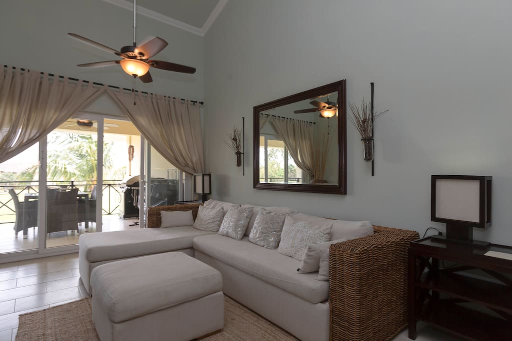 The modern decor emphasizes the dignity of this apartment