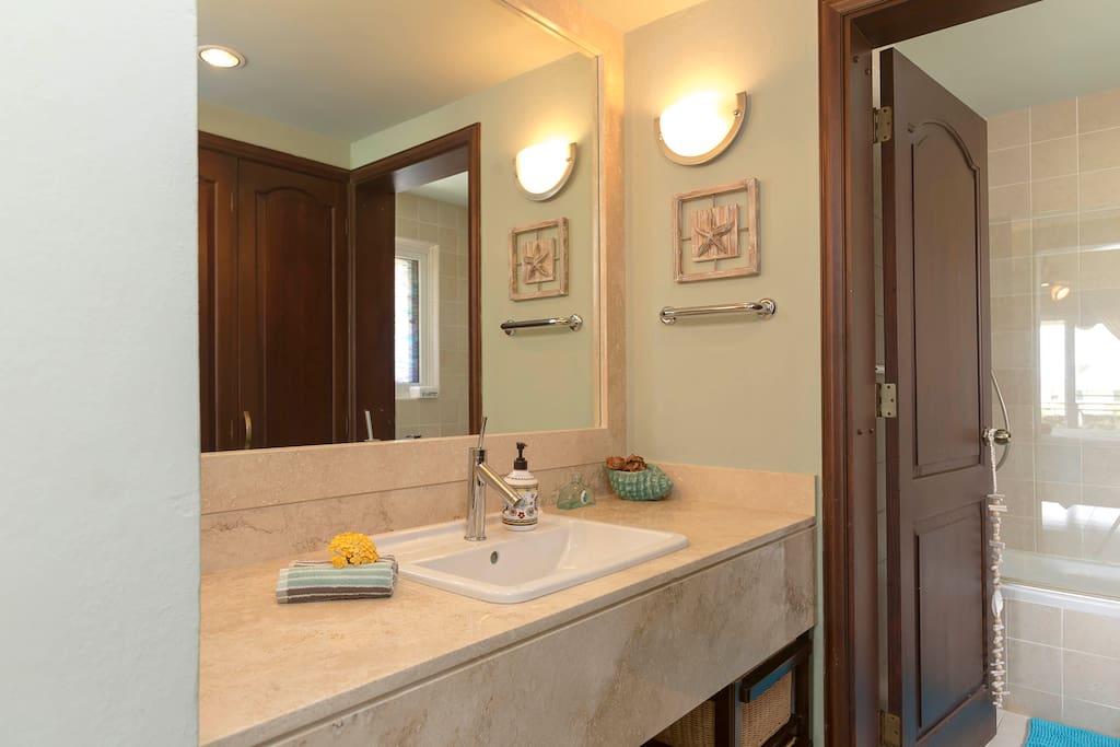 Always clean and modern bathroom: we change the towels at your first request