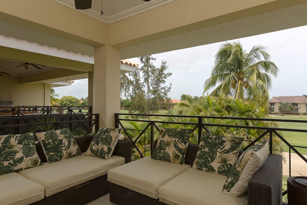 This will be one of the favourite spots in the apartment: an excellent golf view, breezy fresh air, and a relaxing lounge zone to enjoy this beauty