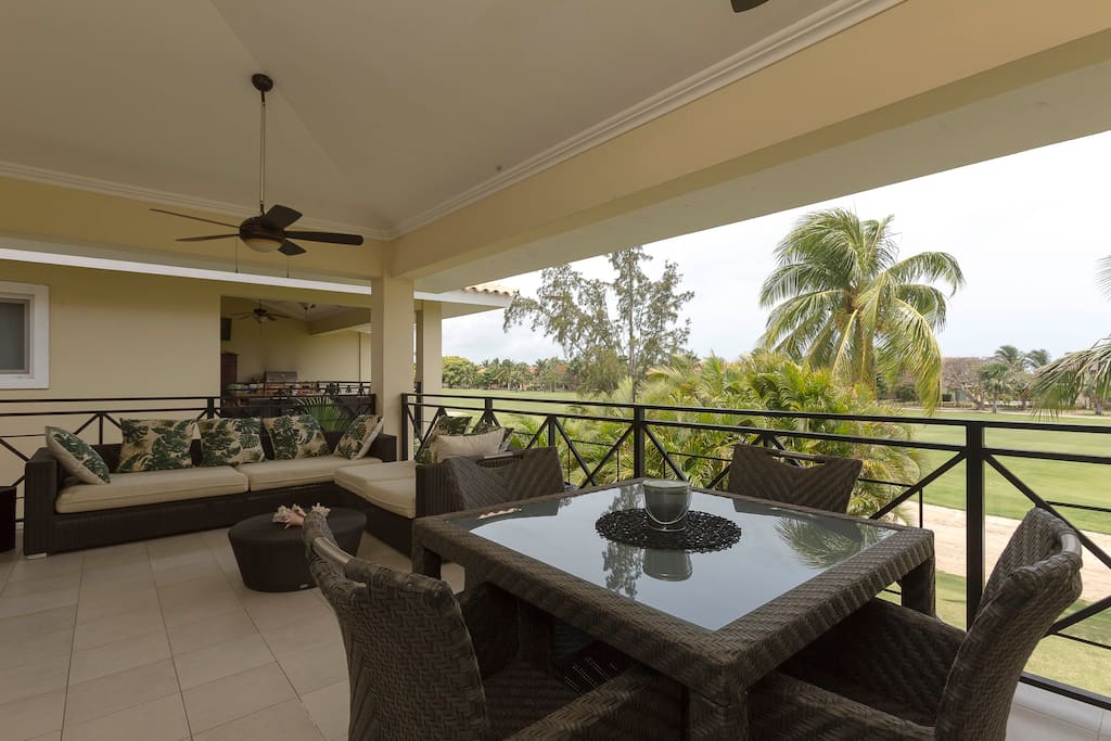This will be one of the favourite spots in the apartment: an excellent golf view, breezy fresh air, and a relaxing lounge zone to enjoy this beauty