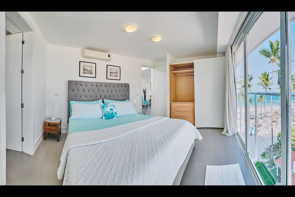 The rooms are very bright thanks to the large floor-to-ceiling windows.