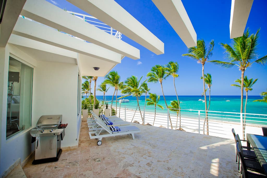 Imagine observing the ocean and having BBQ, you'll definitely enjoy your vacation here.