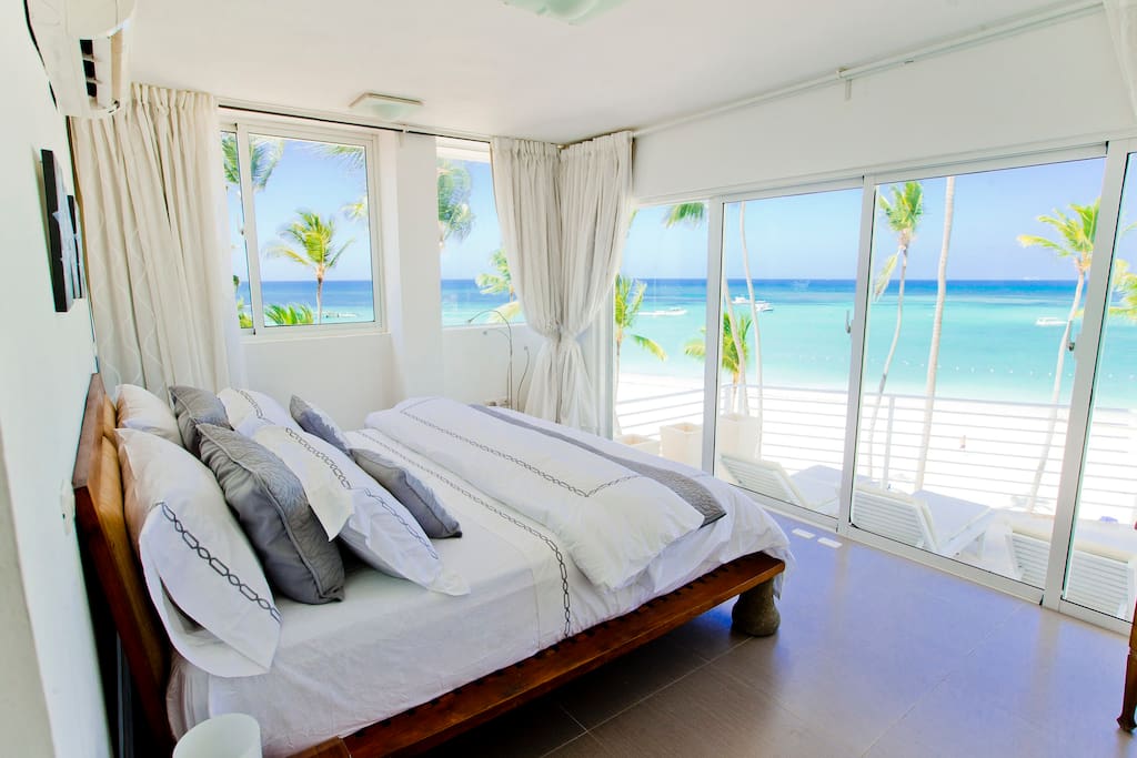 WOW! You can admire this spectacular ocean view lying in bed! This is a really unique offer.