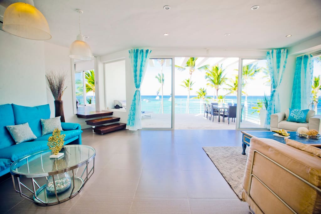 Spacious living room with a wonderful view and all amenities.