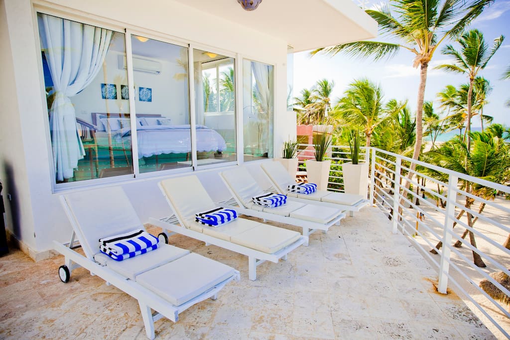 Your apartment is right on the beach! It won't take you long to get to the beach: just open the door and step on the perfectly white sand on one of the most beautiful beaches.