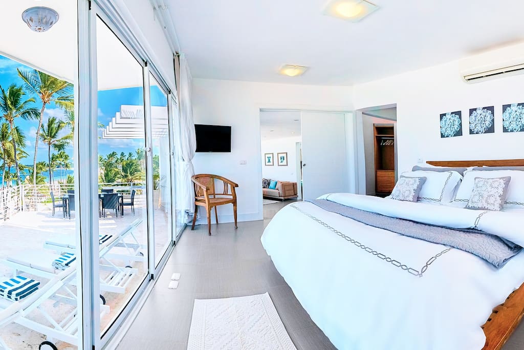 The lovely design of the rooms highlights the beauty of the ocean view. This soft bed will ensure a deep healthy sleep and sweet dreams.