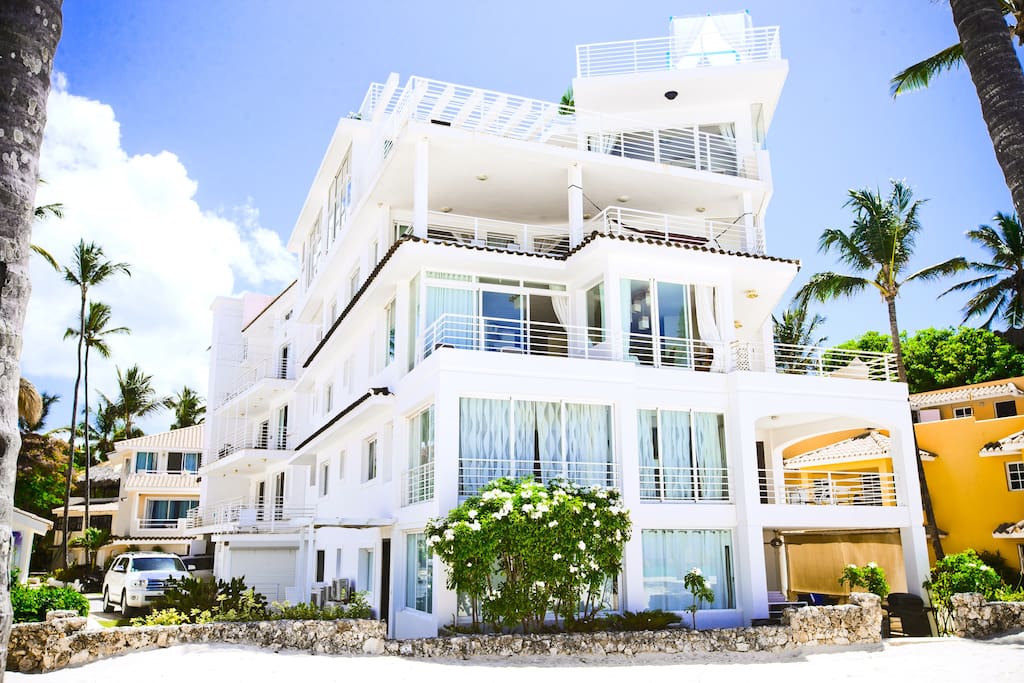 This is what the building looks like. It is safe and located on the first line.