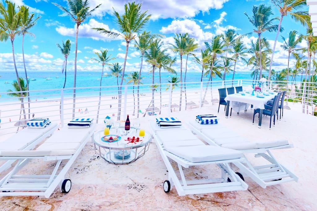 Sun loungers are at your disposal, sunbathe all together on the balcony.