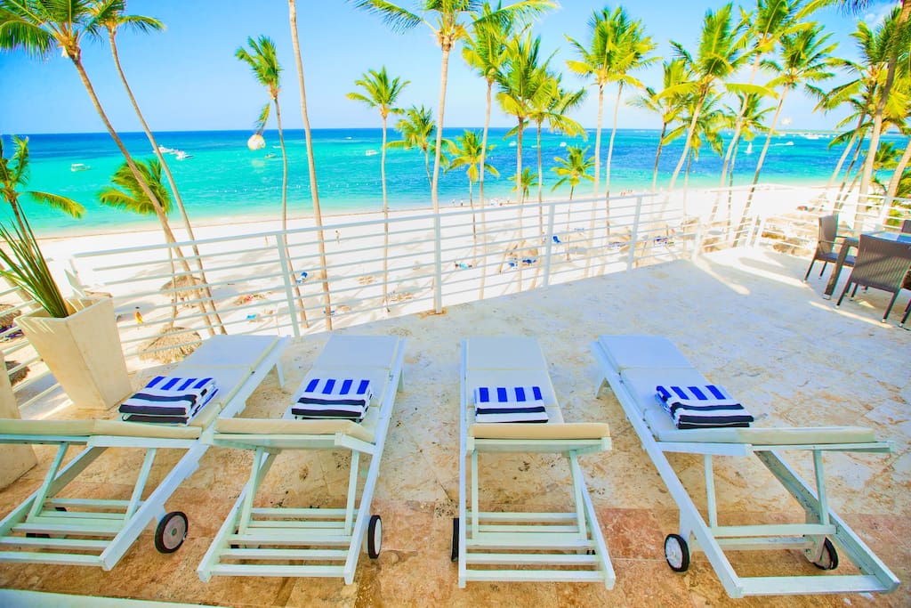 Get a perfect tan without leaving your apartment! Admire the ocean view. The apartment is right ON THE BEACH!