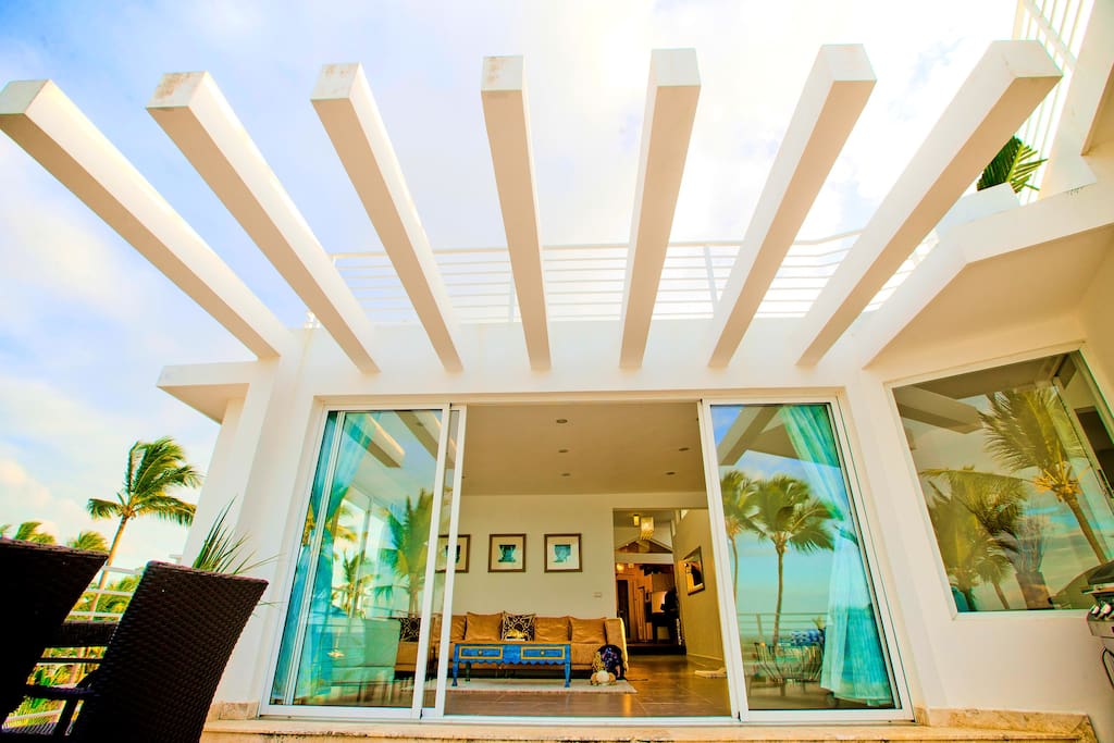 Large floor-to-ceiling windows create a fantastic atmosphere. Feel yourself on the beach without leaving the apartment.