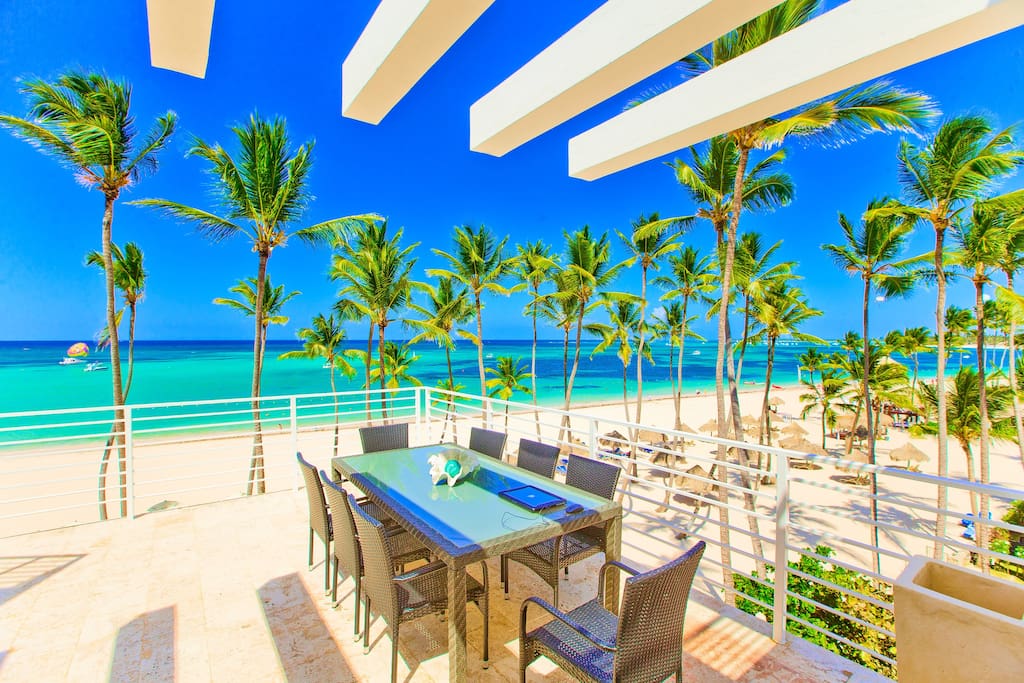 Amazing beachfront apartment. Book it if you want to spend all day by the ocean.