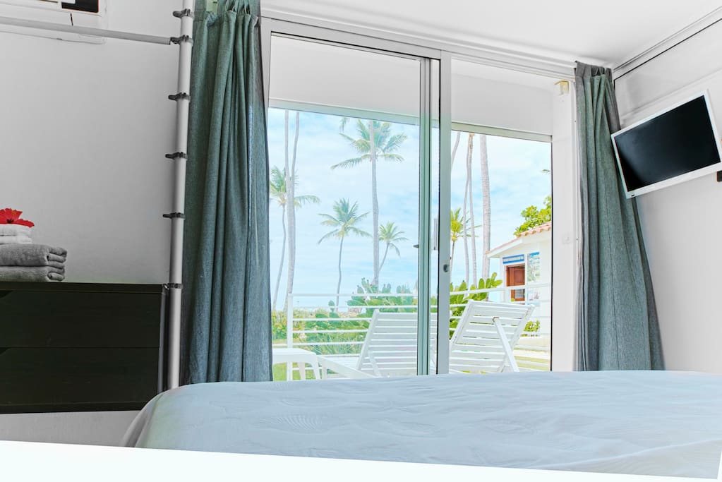 Just imagine the first thing you do in the morning - open the sliding window of your bedroom to feel the ocean breeze: that 's really cool.