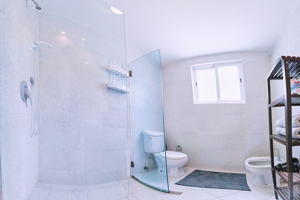 The private bathroom with a hot shower is very roomy: use it any time!