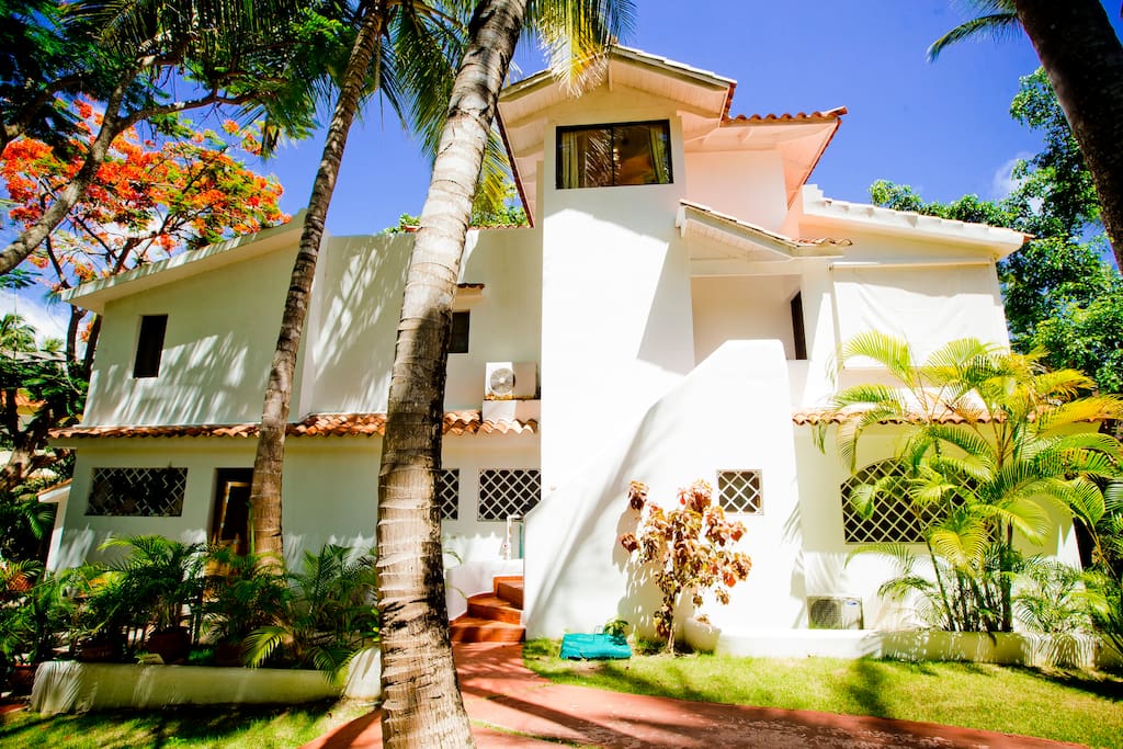 Fresh, tropical retreat, located in a quiet hidden street steps from the beach. You will realize a complete family paradise here!