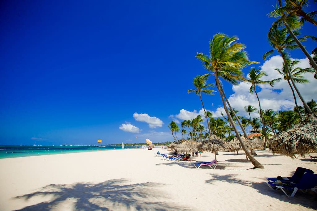 Punta Cana is the paradisiacal east coast of the Dominican Republic, famous for its 50 kilometers of dream beaches, tall coconut palm trees and magnificent ocean.