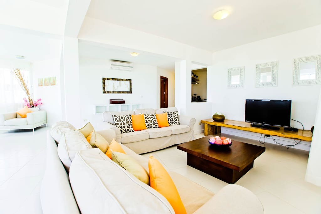 It is an ideal accommodation for those looking for comfort, modern design and location right on the beach.