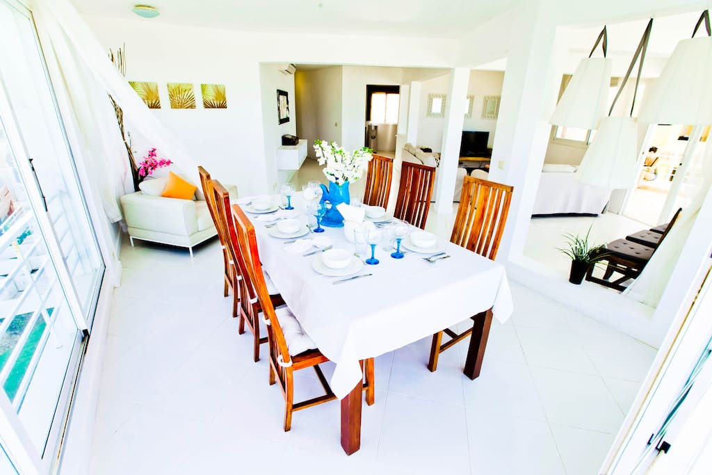 What about having lunch in this spacious and bright dining room?