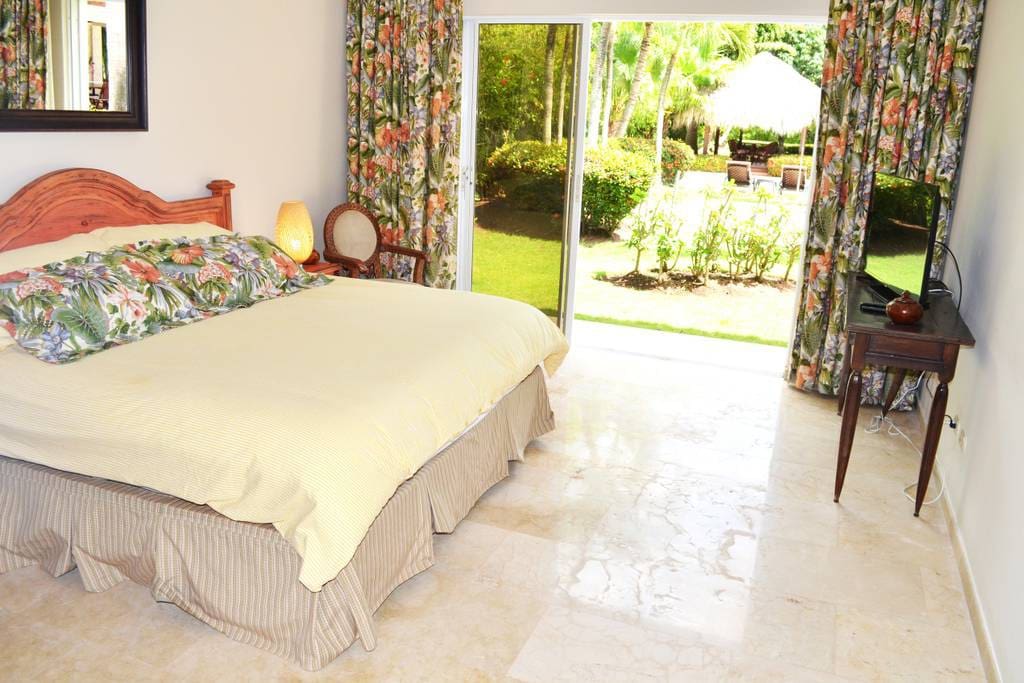 Relax in a cute bedroom with a king size bed, cable TV and floor-to-ceiling windows. Comfort, sunlight and a lot of fresh air.