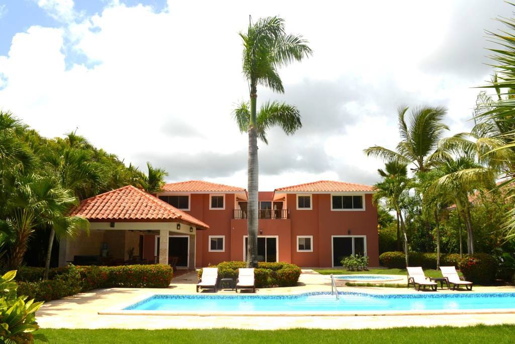 The stunning Villa is located in the heart of a Golf club near the ocean. Book and enjoy your perfect tropical vacation.
