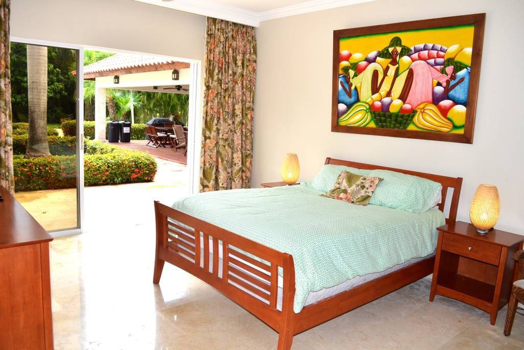 All bedrooms are cozy, clean linens and towels are provided. There is a lot of natural light and beautiful views.