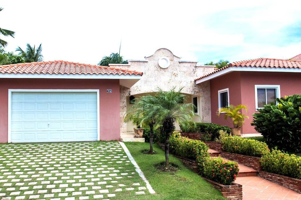 The Villa is located in the heart of the Golf paradise. It does not take much time to get to the beach, just a few minutes walk.