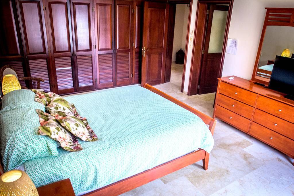 As you can see, there is a lot of storage space, use a huge wardrobe and a dresser.