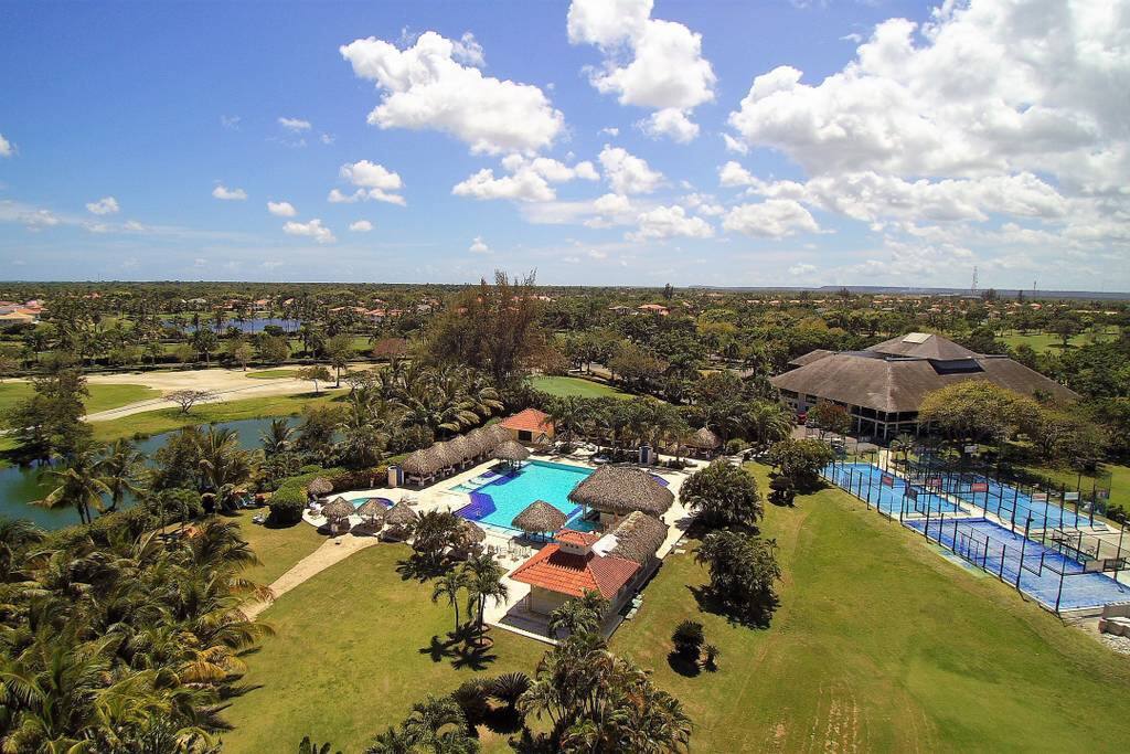 A tennis court is located next to the pool. If you get tired of sunbathing and swimming, play tennis.