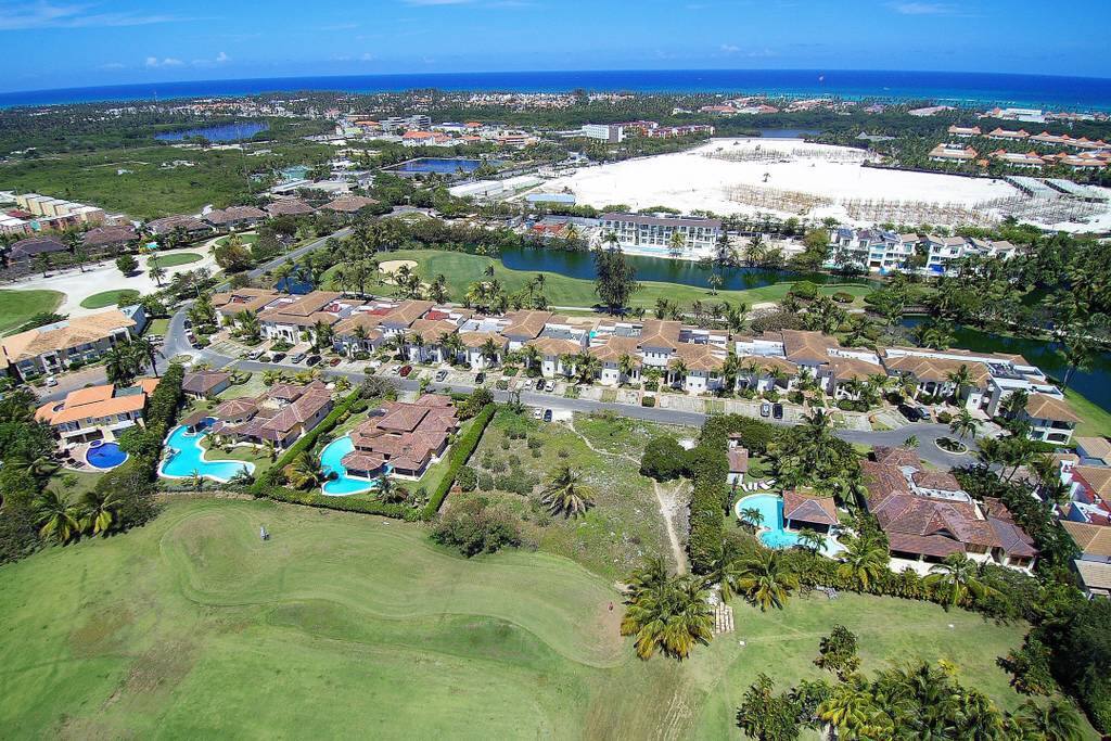 Enjoy your stay at this Punta Cana villa with a huge swimming pool, near the beaches, shops and restaurants.