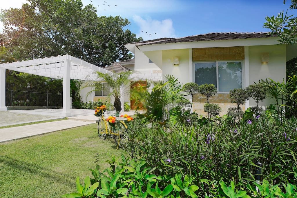 There is enough space in front of the villa, as well as a large parking lot for several cars.