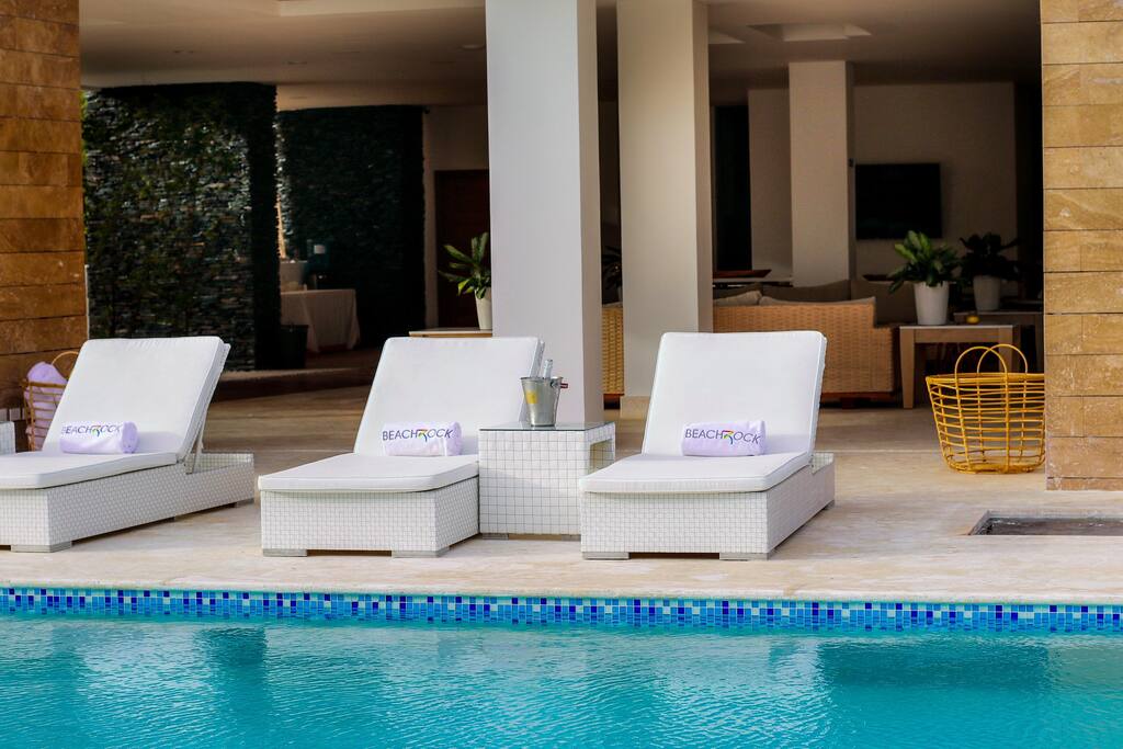 Quiet place near the pool equipped with sunbeds. Enjoy 2 jacuzzis!