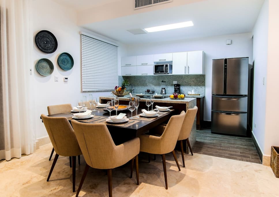 The dining area is ideal for a company. Here you will find all the necessary kitchen utensils and tools.