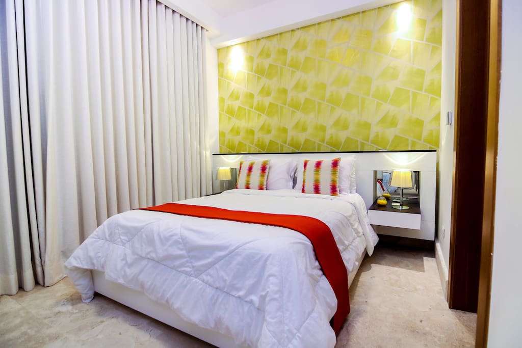 Vibrant room colors combined with soft textiles make the space very attractive. Have a nice dream here!